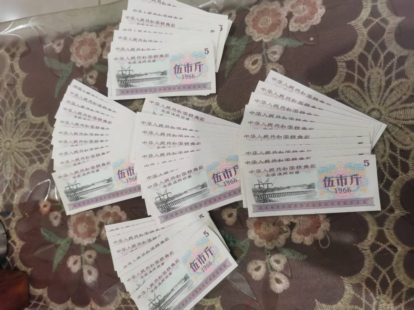 100152覃先生粮票