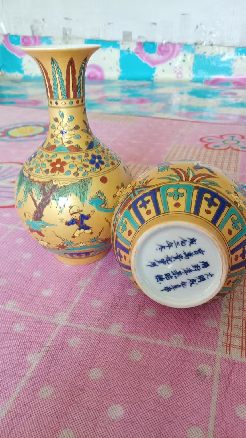 110164宫佩莲瓶子